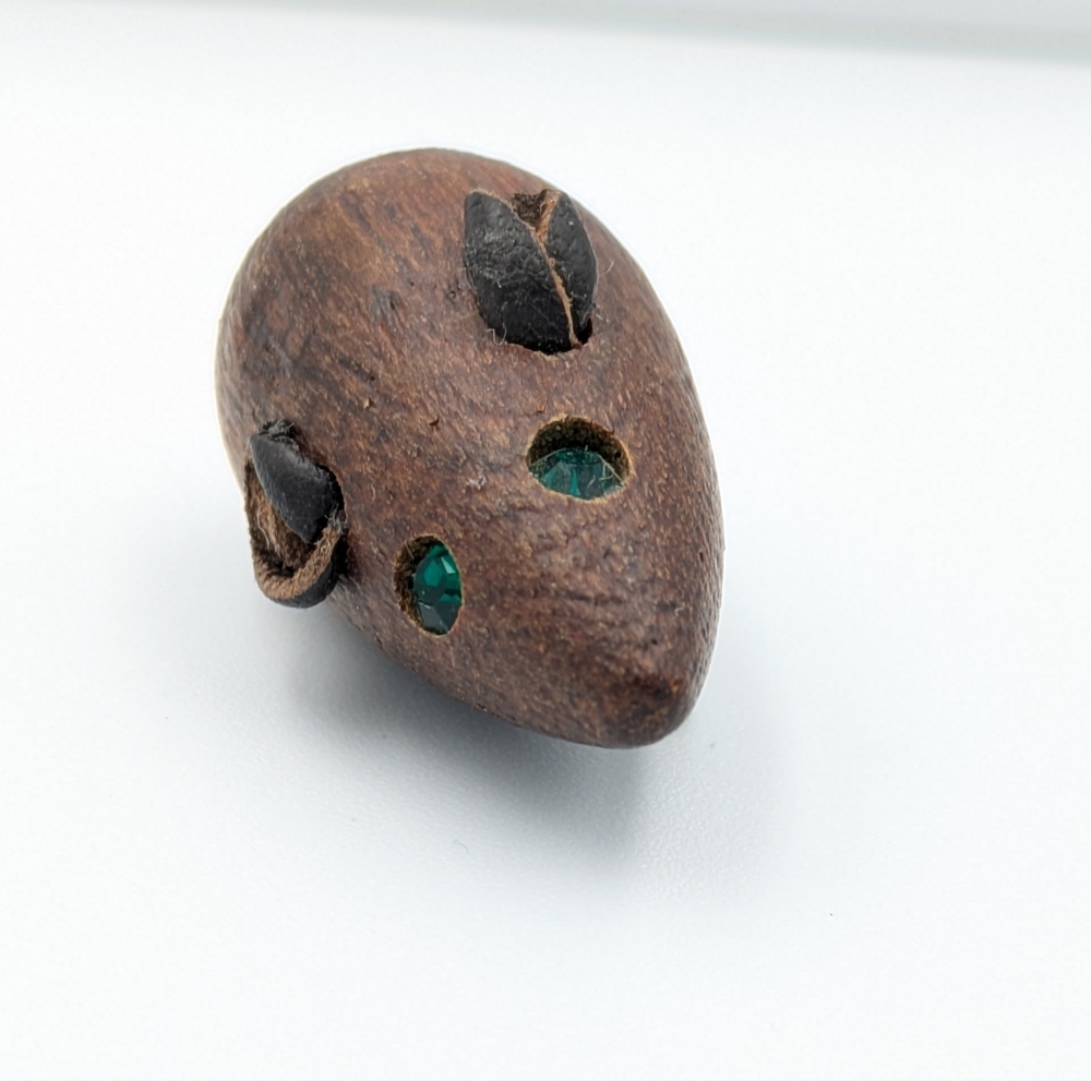 Vintage Danish Teak MCM Mouse Brooch, Green Rhinestone Eyes, Leather Details - Picture 4 of 5